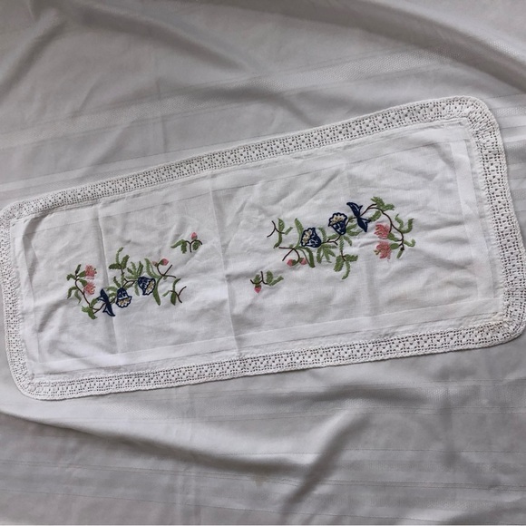 Vtg Jobelan Germany Embroidered Floral Table Runner - Picture 4 of 12